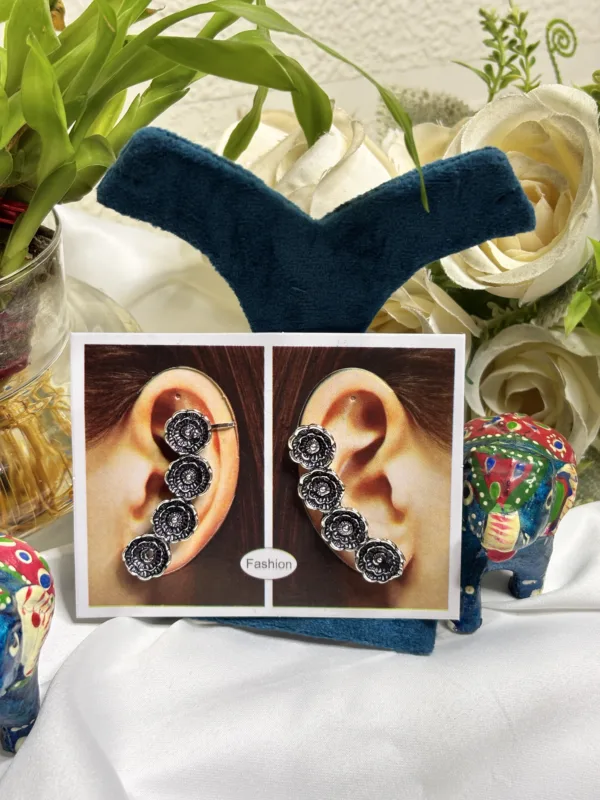 🌸 Floral Design Cuff Earrings - Image 3